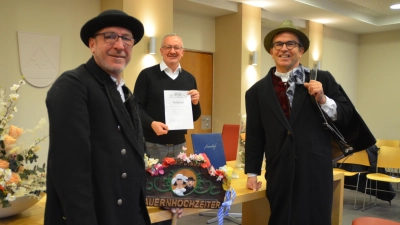 Freuen sich auf die Poinger Bauernhochzeit: (v.l.) Christian Heuberger, Brgm. Thomas Stark und Toni Scherer. (Foto: Thomas Schächtl)