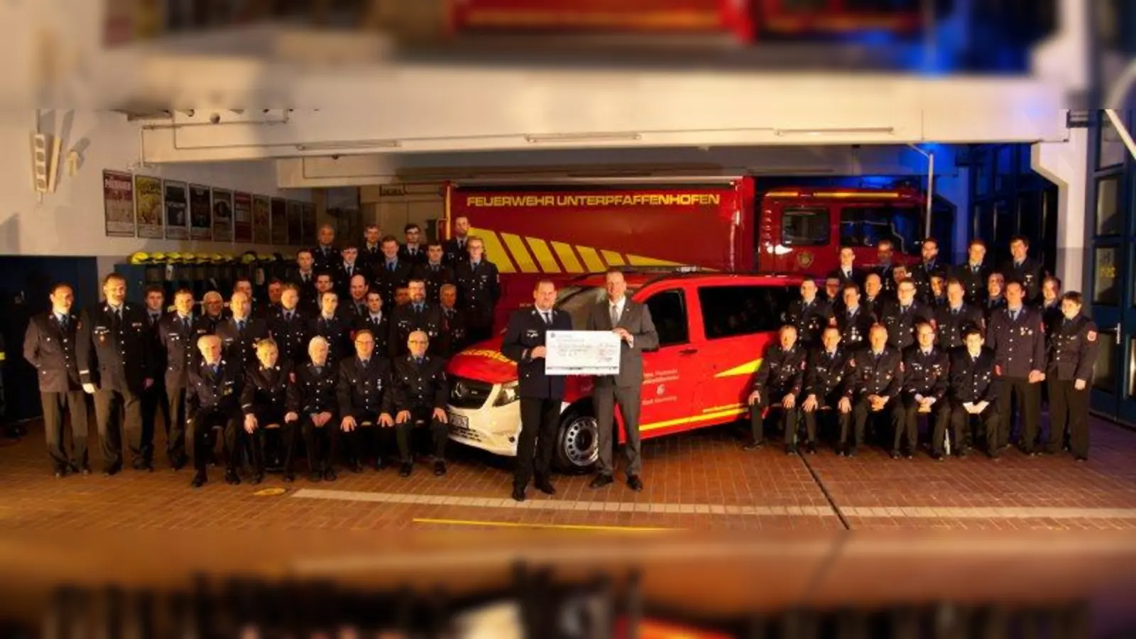 Bei der Jahreshauptversammlung der Freiwilligen Feuerwehr Unterpfaffenhofen wurde das neue „Mitglied” in den Dienst gestellt. (Foto: FFW Germering)