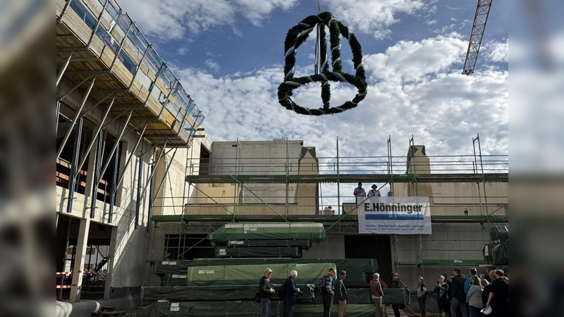 Die Richtkrone wird am Rohbau der neuen Ellis-Kaut-Grundschule hochgezogen.  (Foto: pst)