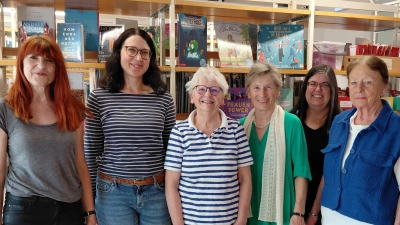 Zum Team der Stadtteilbücherei gehören (v.l.): Eva Klatte, Hanna Bauer, Helga Lemberger, Marianne Rusche, Bettina Ber und Gisela Kaiser.  (Foto: Stadt Erding)