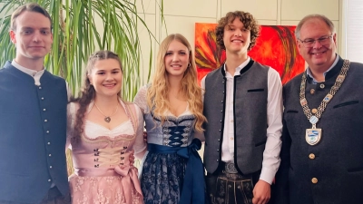 Die neue Tollitäten bei ihrem Antrittsbesuch im Rathaus (v.l.) Prinz Jonas I., Prinzessin Chiara I., Prinzessin Karina I., Prinz Joshua I. mit Bürgermeister Wolfgang Panzer. (Foto: hw)