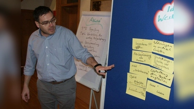 Bürgermeister Thomas Feistl moderierte die Klausurtagung des Gemeinderates Oberhausen zur Nachnutzung der Westenrieder-Anwesens und des Oberhauser Rathauses (Foto: Sonnleitner)