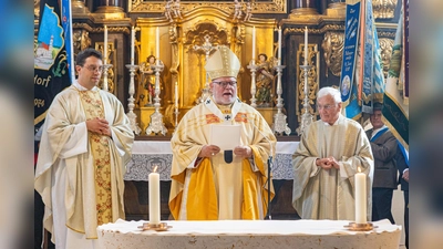 Kardinal Marx (Bildmitte) kam persönlich nach St. Emmeram, um den neuen Altar einzuweihen. Im zur Seite stand Pfarrer Manuel Kleinhans (l.).  (Foto: Robert Kiderle Fotoagentur)