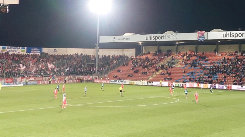 Drittliga-Fußball - wie hier im Dezember 2023 gegen Jahn Regensburg - wird es im Sportpark Unterhaching wohl so bald nicht zu sehen geben. (Archivbild: bas)