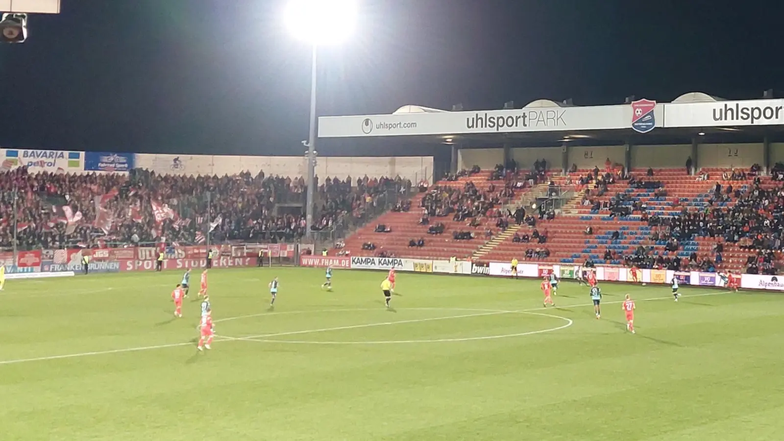 Drittliga-Fußball - wie hier im Dezember 2023 gegen Jahn Regensburg - wird es im Sportpark Unterhaching wohl so bald nicht zu sehen geben. (Archivbild: bas)
