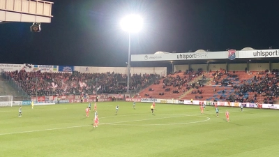 Die Chancen stehen gut, dass im Sportpark Unterhaching auch 2024/25 Drittliga-Fußball zu sehen ist. (Foto: bas)