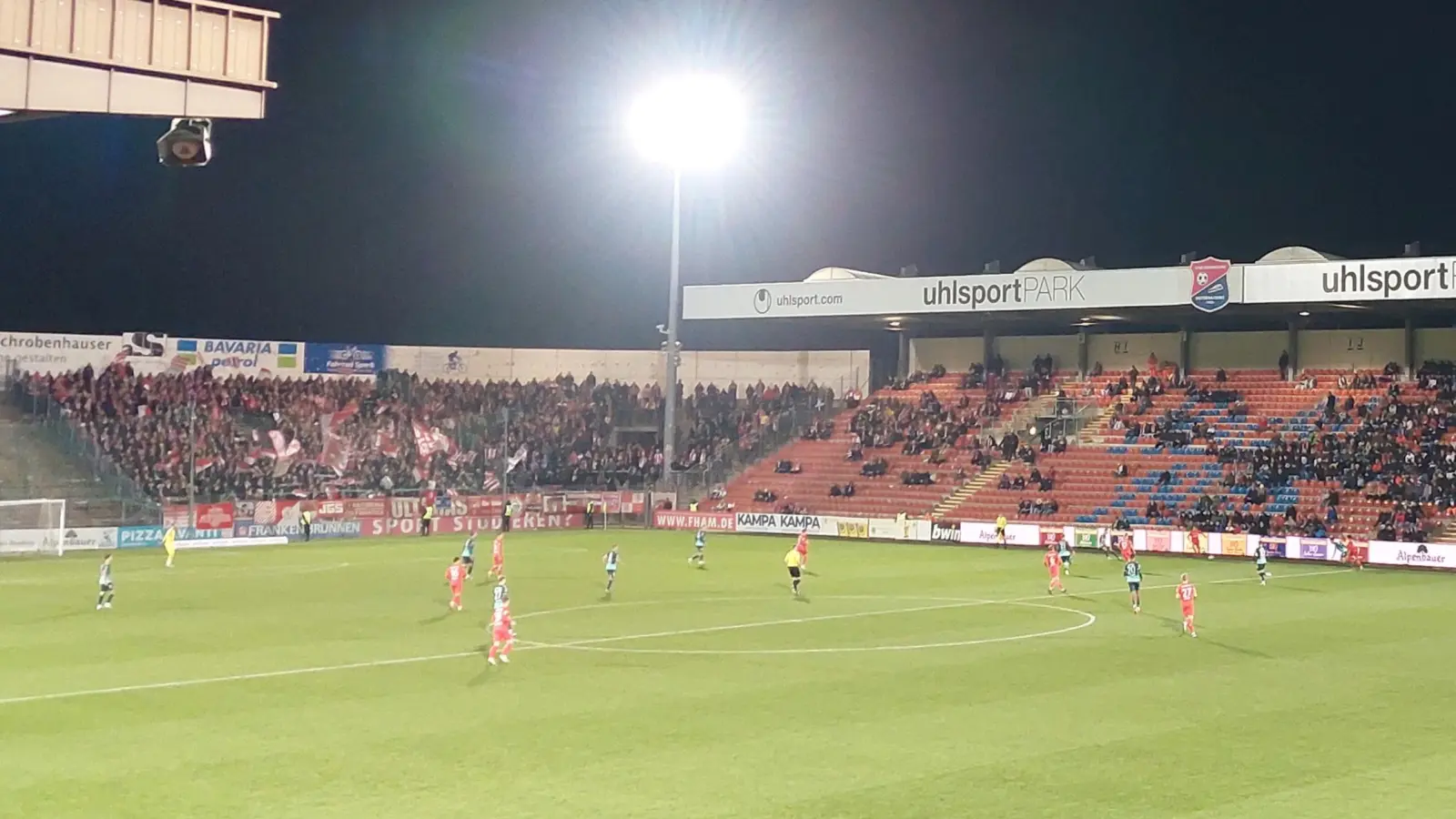 Die Chancen stehen gut, dass im Sportpark Unterhaching auch 2024/25 Drittliga-Fußball zu sehen ist. (Foto: bas)