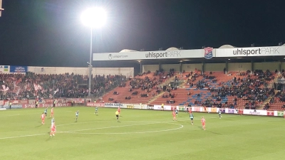 Gehört der Sportpark Unterhaching bald dem FC Bayern München? Pläne für einen Kauf des Stadions soll es geben, einverstanden sind damit nicht alle. (Foto: bas)
