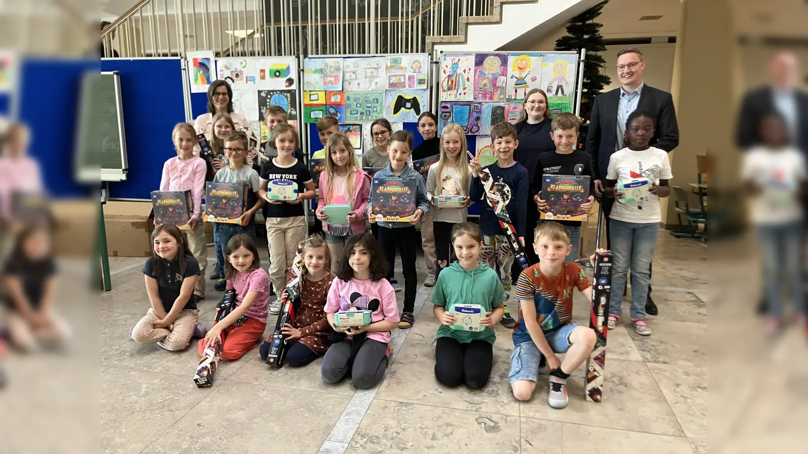 Die Klassensieger in der Grundschule Erdweg freuten sich über die Preise für die besten Bilder mit Schulleiterin Barbara Matzgeller, der Auszubildenden Lia Lederer und Martin Scheitler (h. v. l.). (Foto: VR Dachau)