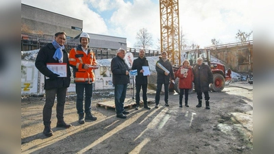 Bei der Grundsteinlegung des „Z Ost“ von links im Bild: Richard Rüdt (Geschäftsführer Geho WestI, Herbert Laumeyer (Bauleiter), Josef Mögele (BA-Vorsitzender), Florian Zielinski (Architekt) und Bauherr Markus Ballauf mit seinen Eltern Sigrid und Rudolf Ballauf. (Foto: Sebastian Stiphout)