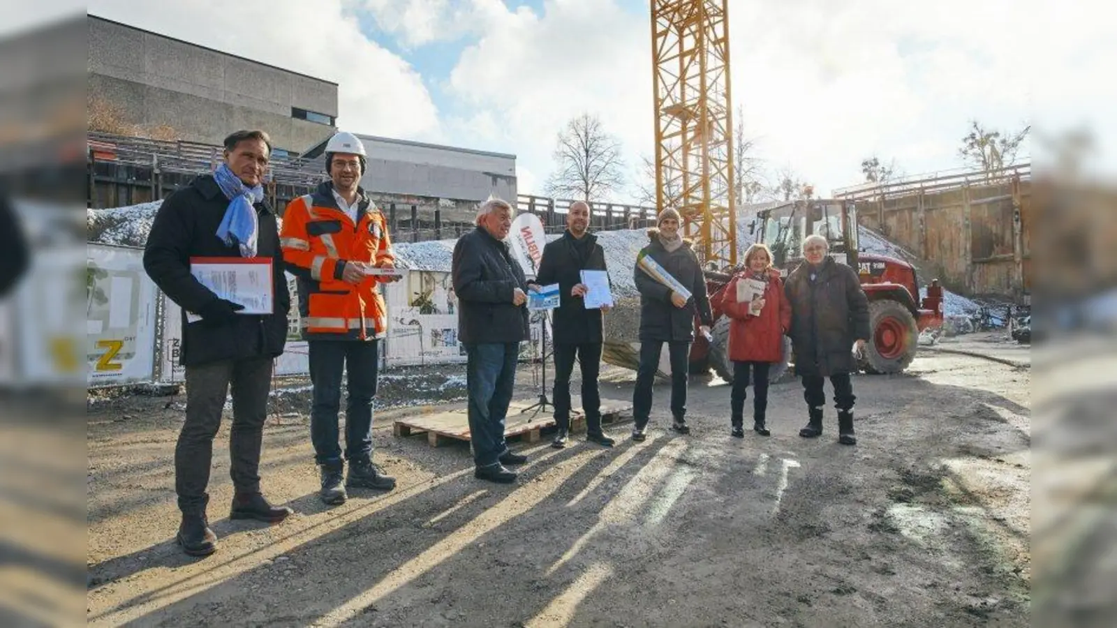 Bei der Grundsteinlegung des „Z Ost“ von links im Bild: Richard Rüdt (Geschäftsführer Geho WestI, Herbert Laumeyer (Bauleiter), Josef Mögele (BA-Vorsitzender), Florian Zielinski (Architekt) und Bauherr Markus Ballauf mit seinen Eltern Sigrid und Rudolf Ballauf. (Foto: Sebastian Stiphout)
