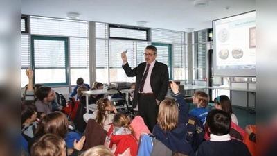 Wissbegierig zeigten sich die „Studenten“ bei der Vorlesung von Professor Christoph Kaserer rund um das Thema „Geld“. (Foto: Eva Schraft)