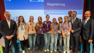 Die Schülerinnen aus Gilching mit (v.l.) Hubert Schöffmann (IHK), Lehrerin Elisabeth Linne, Frank Opis (Team-Coach), Michael Steinbauer (IHK-Regionalausschuss Fürstenfeldbruck) und Jürgen Biffar (Stiftung Digitale Bildung).  (Foto: IHK für München und Oberbayern/Hans-Rudolf Schulz)