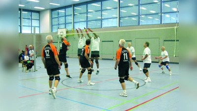 Gekonnter Block am Netz durch die Germeringer Meisterschaftsspieler 55+ vom TSV-UG beim Spiel gegen den ASV Veitsbronn. (Foto: Jörg Heine)