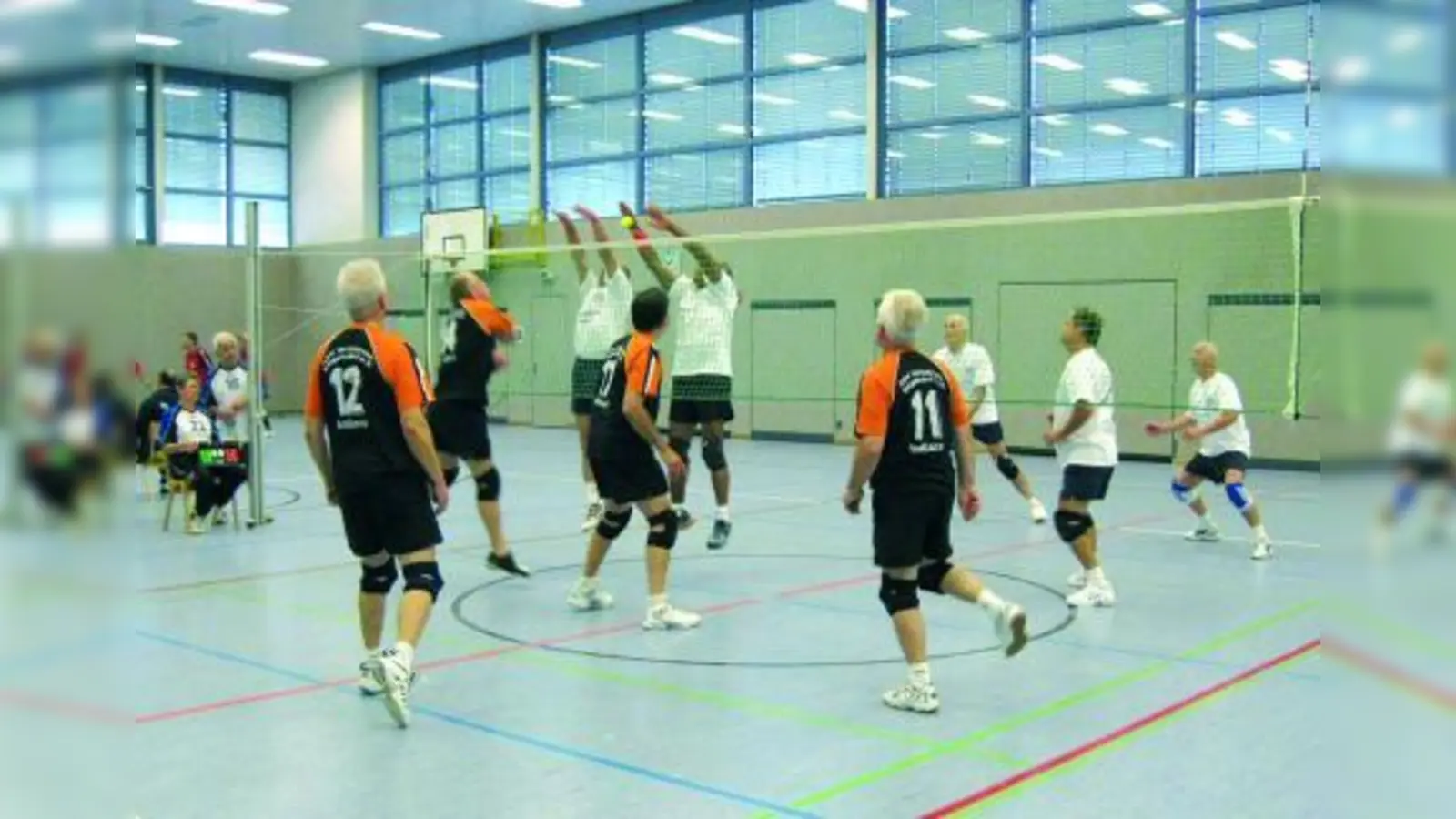 Gekonnter Block am Netz durch die Germeringer Meisterschaftsspieler 55+ vom TSV-UG beim Spiel gegen den ASV Veitsbronn. (Foto: Jörg Heine)