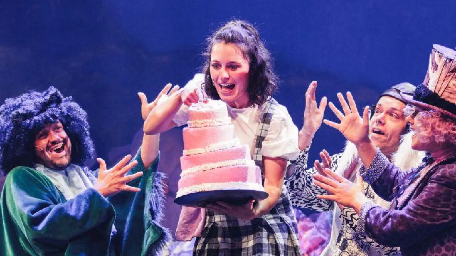 Alice gerät im Wunderland an erstaunliche Wesen. (Foto: © Theater mit Horizont)