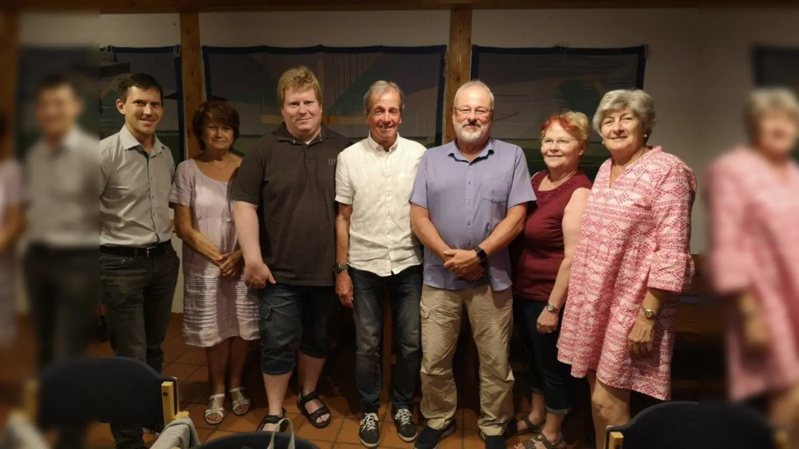Der erweiterte Vorstand des Martinsrieder Christkindlmarkts e.V.: v.l. Tim Dünnwald (Kassenprüfung), Dorle Nass (Kassenprüfung),<br>Sven Kalkühler (Kassenwart), Bernhard Detsch (1. Vorstand), Bernd Johann (2. Vorstand), Elfi Kalkühler (Sozialbeauftragte), Evi Stollmann (Kassenprüfung). Es fehlen Hannelore Sedlatschek, Kerstin Johann und Karina Kalkühler. (Foto: Martinsrieder Christkindlmarkt e.V.)