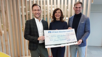 Thomas Gierling und Maximilian Böltl übergaben die Spende an Kinderärztin Dr. Aynur Damli-Huber. (Foto: kbo)