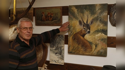 Tiermotive gehören zu den liebsten Arbeiten von Günter Wichary aus Berglern, der auch Schützenscheiben gestaltet und sich um den Kreisjagdverband verdient gemacht hat. (Foto: kw)