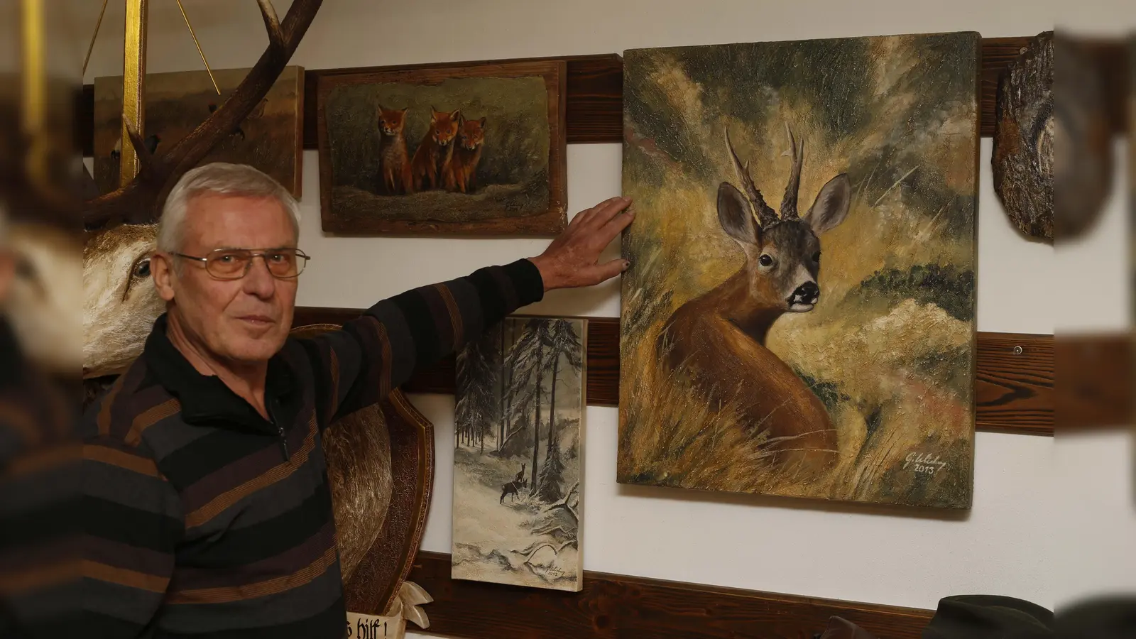 Tiermotive gehören zu den liebsten Arbeiten von Günter Wichary aus Berglern, der auch Schützenscheiben gestaltet und sich um den Kreisjagdverband verdient gemacht hat. (Foto: kw)