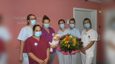 Beim Fototermin dabei: Hebamme Barbara Gianmoena, Fachärztin Dr. Stefanie Thieme, Frau Keneder mit der kleinen Miriam, Oberärztin Dr. Carla Maier, Famulantin Selina Scheid und die Kinderkrankenschwester Anisa Rakipi. (Foto: kk)