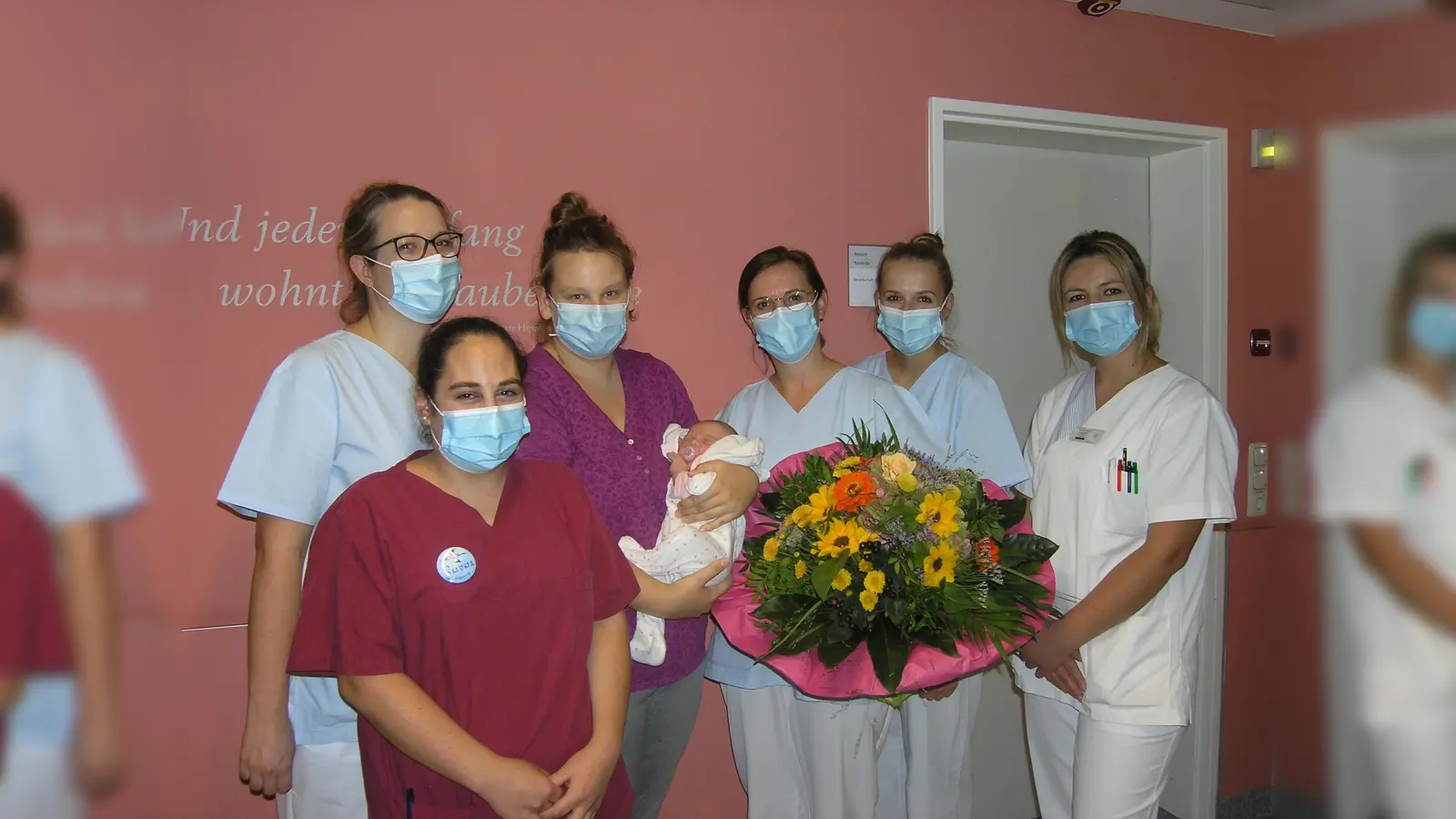 Beim Fototermin dabei: Hebamme Barbara Gianmoena, Fachärztin Dr. Stefanie Thieme, Frau Keneder mit der kleinen Miriam, Oberärztin Dr. Carla Maier, Famulantin Selina Scheid und die Kinderkrankenschwester Anisa Rakipi. (Foto: kk)