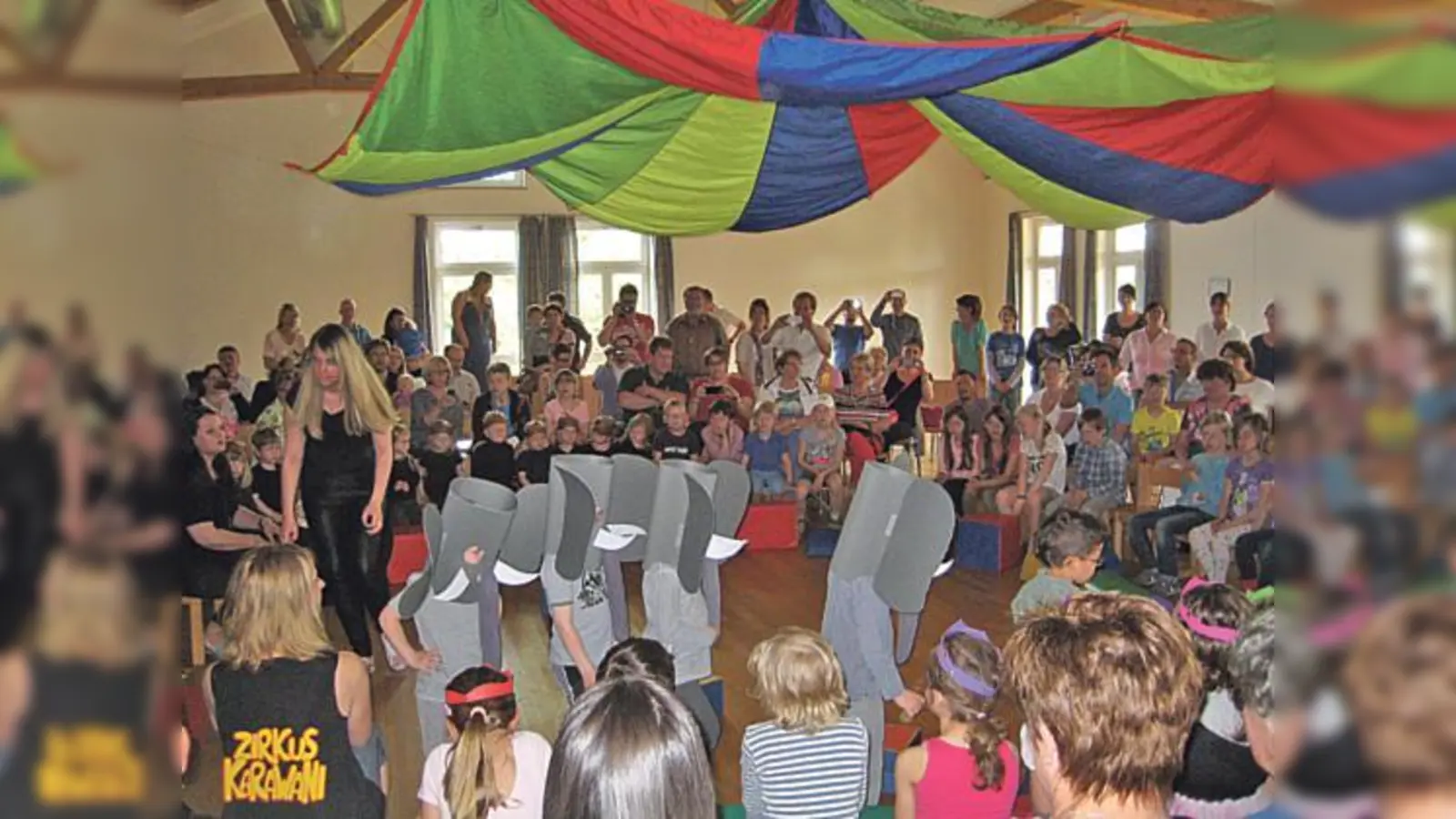 Klein und Groß hatten viel Freude an der Zirkus-nummer im Kindergarten.	 (Foto: privat)