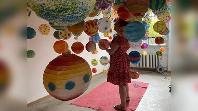 Lauter bunte Lampions hingen in diesem Zimmer von der Decke. (Foto: pst)