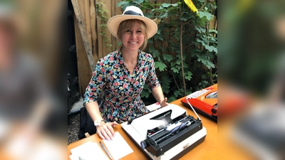 Poesieperformerin Sabine Magnet verfasst aus dem Stehgreif Gedichte. (Foto: © Sabine Magnet )