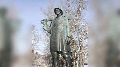 Das Flößerdenkmal am Hinterbrühler See. (Foto: job)