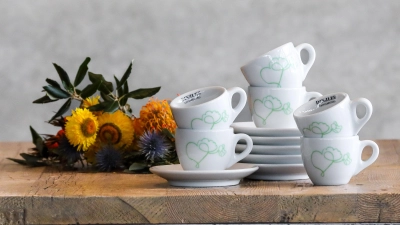 Das von einer jungen Patientin entworfene Motiv ziert die Espressotassen, mit denen die Kaffeerösterei Dinzler die Kinderklinik München Schwabing unterstützt.  (Foto: Kaffeerösterei Dinzler)