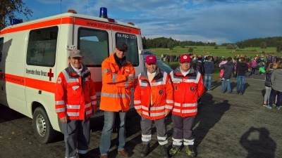 Die Helfer um den stellvertretenden Bereitschaftsleiter Johannes Mühl (ganz rechts) und Dr. Langer. (Foto: BRK-Bereitschaft)