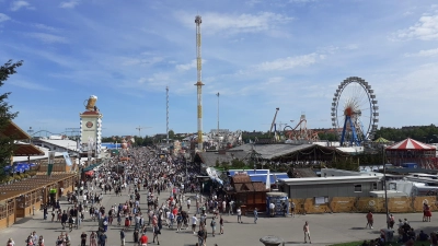 Die Sonne scheint, (fast) alle sind in Tracht – und durch ein ausgefeiltes Sicherheitskonzept beim Besuch der Wiesn geschützt.  (Foto: mha)