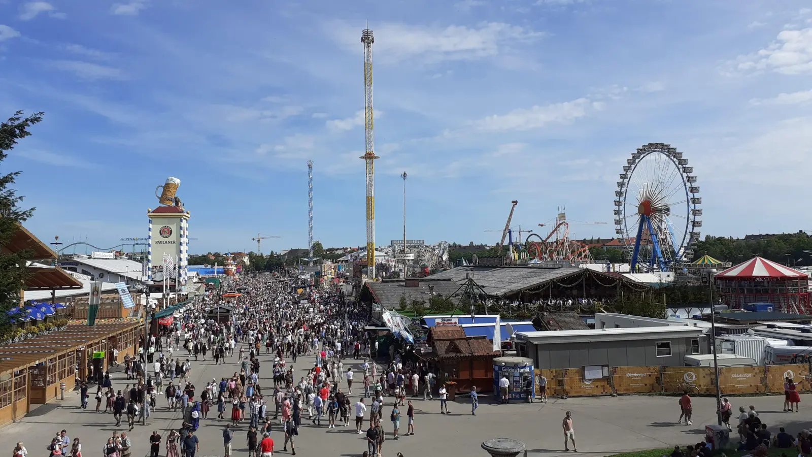 Die Sonne scheint, (fast) alle sind in Tracht – und durch ein ausgefeiltes Sicherheitskonzept beim Besuch der Wiesn geschützt.  (Foto: mha)