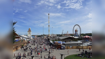 Auf der Wiesn wird nicht nur etwas gegen den Bierdurst getan. Heuer soll es zehn kostenlose Trinkwasserspender auf dem Gelände geben. (Foto: mha/ Archiv)