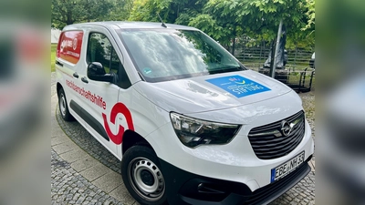 Die Nachbarschaftshilfe Vaterstetten freut sich über ihren brandneuen Kühltransporter für die Versorgung der Tafel Grasbrunn-Vaterstetten. (Foto: NbH Vaterstetten)