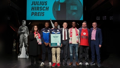 Nahmen in Hamburg den Preis entgegen: Vertreter des FC Mainaustrasse. (Foto: Selim Sudheimer/Getty Images)