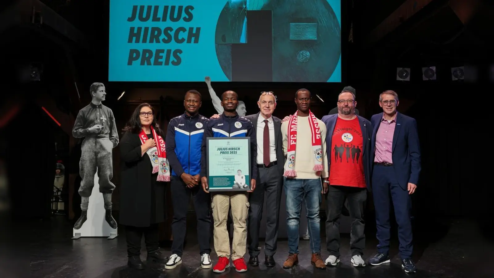 Nahmen in Hamburg den Preis entgegen: Vertreter des FC Mainaustrasse. (Foto: Selim Sudheimer/Getty Images)