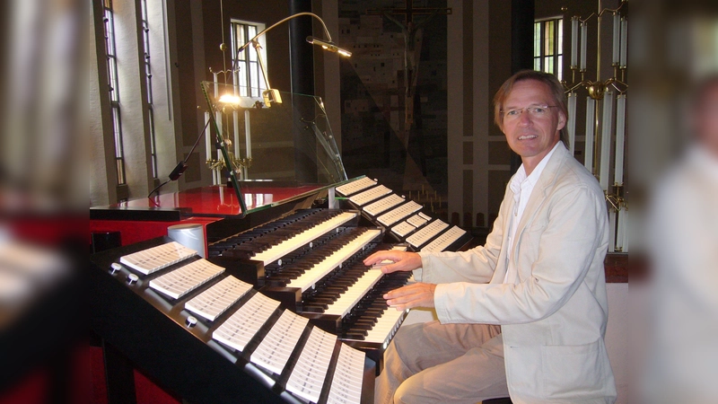 Armin Becker lässt die Orgel in St. Matthäus mit verschiedenen Toccaten erklingen.  (Foto: Armin Becker)