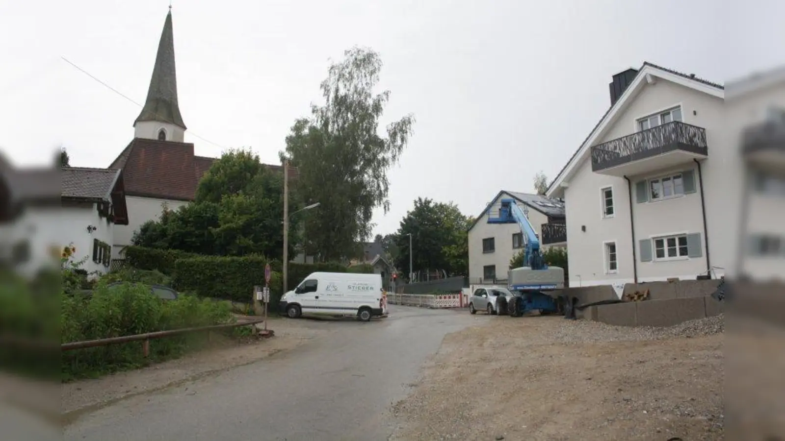 An der Bleibtreustraße wurden neue Häuser gebaut. Auf der Ostseite (links) fehlt ein Gehweg. (Foto: job)