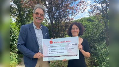 Vorstandsmitglied Christian Ganslmeier übergibt den symbolischen Scheck in Höhe von 3.500 Euro an Sozialdienst-Vorständin Ingrid Neubauer.  (Foto: Germeringer Sozialstiftung)