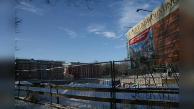 Fünfzig Prozent der Wohnungen auf dem Terrafinanz-Gelände in der Planegger Straße sind bereits fertig gestellt. Laut Vereinbarung zwischen dem Bauträger und der Stadt München müsste nun der Bau der geplanten Kinderkooperationseinrichtung beginnen. Doch die kommt nicht vor 2011, wie der Bauträger mitteilte. (Foto: US)