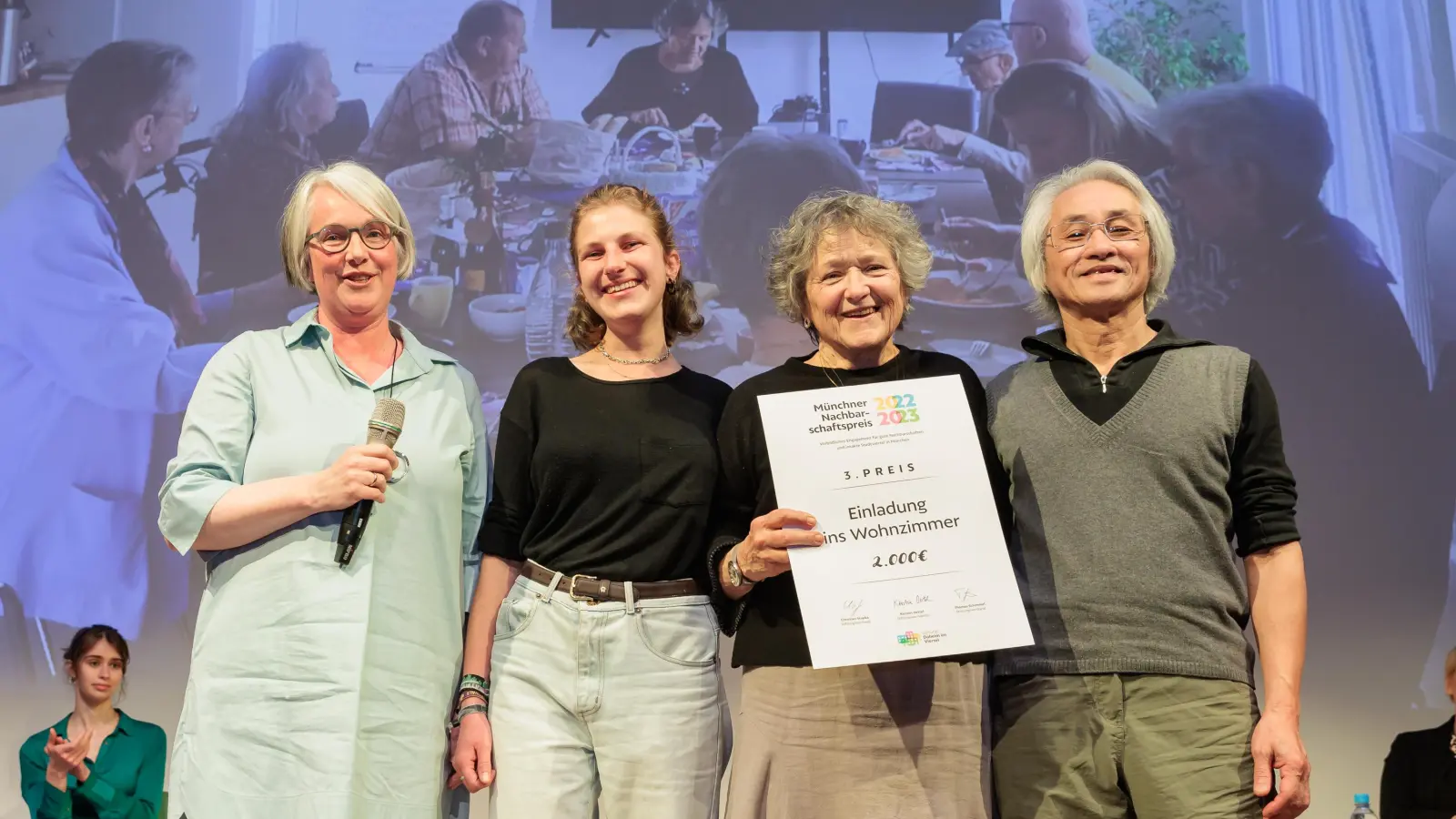 Einen von 11 Nachbarschaftspreisen vergab die Stiftung „Daheim im Viertel“ an die „Alte Heimat“. Im Bild von links Ariane Gross (Vorsitzende im Stiftungsrat „Daheim im Viertel“) mit Constanze Ziegler,<br>Hester Butterfield und Nghiem Xuan Tuan vom „Alte Heimat Treff“ und dem „Jane Addams Zentrum“. (Foto: Daheim im Viertel/ Stefan Heigl)