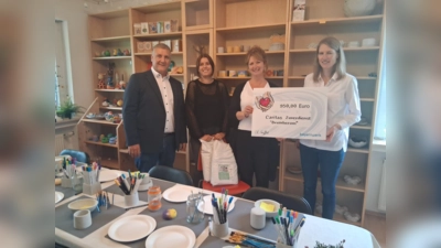 (V.l.:) Giovanni D'Annibale (Bayernwerk), Katharina Lutter (Fachdienstleitung SPDI), Sonja Lehmann (Sozialpädagogin) und Susanne Seuffert (Bayernwerk) bei der Übergabe der Spende für „drumherum”.  (Foto: Christine Schnappinger)