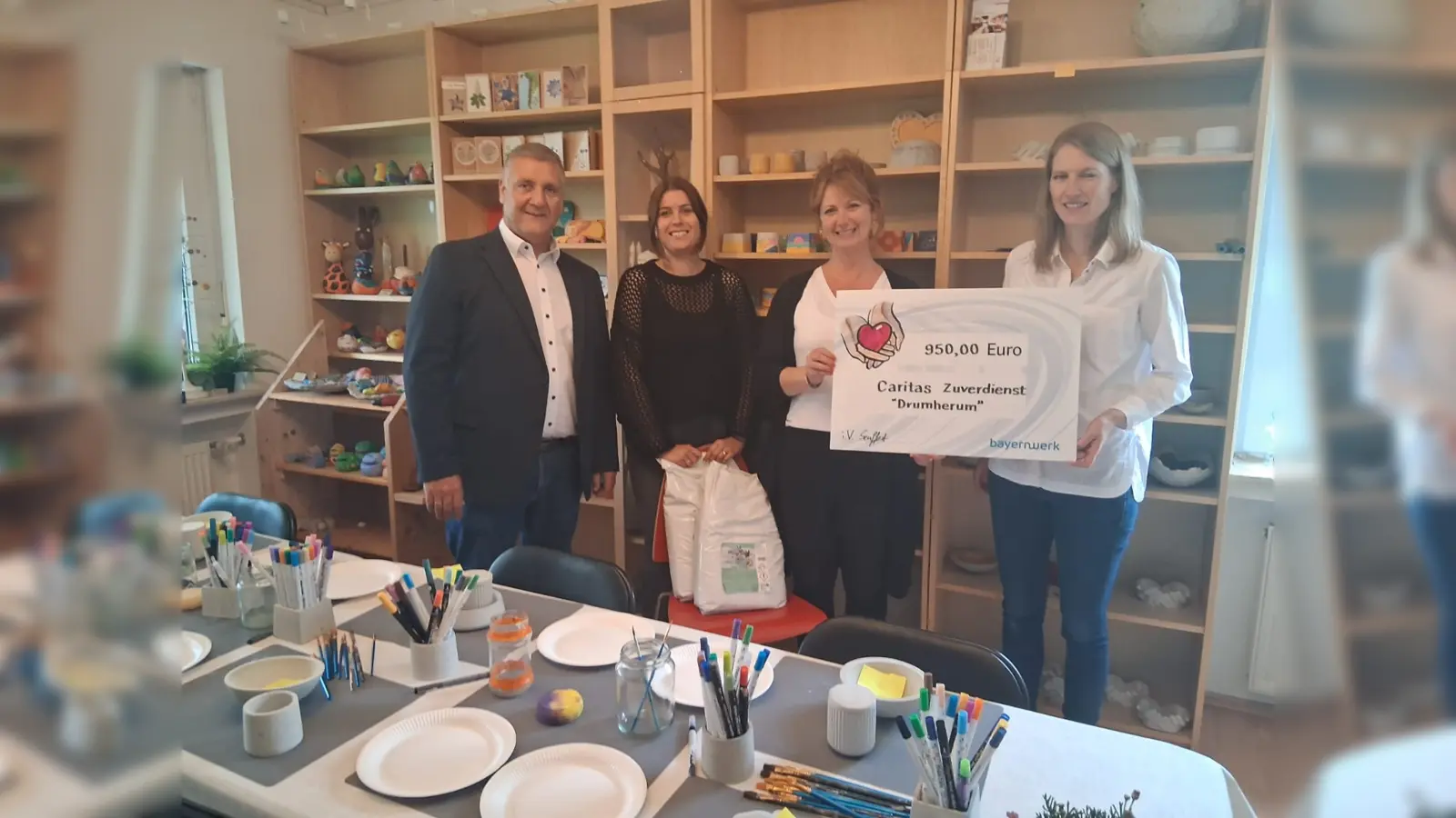 (V.l.:) Giovanni D'Annibale (Bayernwerk), Katharina Lutter (Fachdienstleitung SPDI), Sonja Lehmann (Sozialpädagogin) und Susanne Seuffert (Bayernwerk) bei der Übergabe der Spende für „drumherum”.  (Foto: Christine Schnappinger)