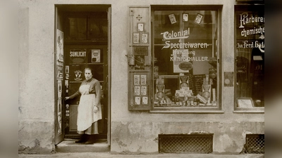 In der Colonial- &amp; Specereiwarenhandlung von Karl Schaller in der Westendstraße 17 konnten die Bürger sich mit dem versorgen, was man heute „Dinge des täglichen Bedarfs” nennt. Damals (das Bild wurde 1920 oder kurz darauf aufgenommen) wie heute sind die Menschen auf eine wohnortnahe Versorgung angewiesen. (Foto: Stadtarchiv München DE-1992-FS-PK-STB-13116)