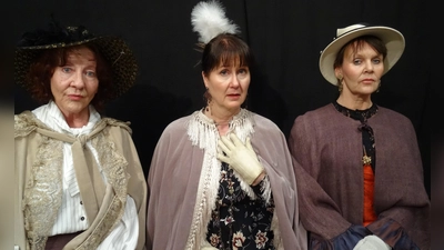 Ulrike Neupert, Petra Ullm und Susann Marquardt verkörpern die "Königinnen von Frankreich". (Foto: VA)
