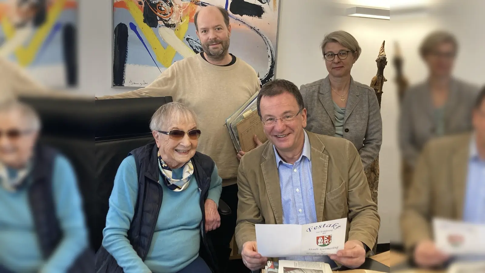 Irmgard Köhler-Langewiesche mit Oberbürgermeister Andreas Haas 8beide sitzend) sowie Archivar Marcus Guckenbiehl und Museumsleiterin Barbara Seeberger. (Foto: Stadt)
