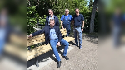 Die neue „Gräfelfing-Bank wird ausprobiert”:v.l. Bürgermeister Peter Köstler, Thomas Heilmann (Leiter der Werkstatt für behinderte Menschen im Monsignore-Bleyer-Haus in Pasing), Marko Ger (Fa. Batzer Stahl- und Metallhandel) und Christian Geier (Leitung Betriebshof Gemeinde Gräfelfing) (Foto: Birgit Doll)