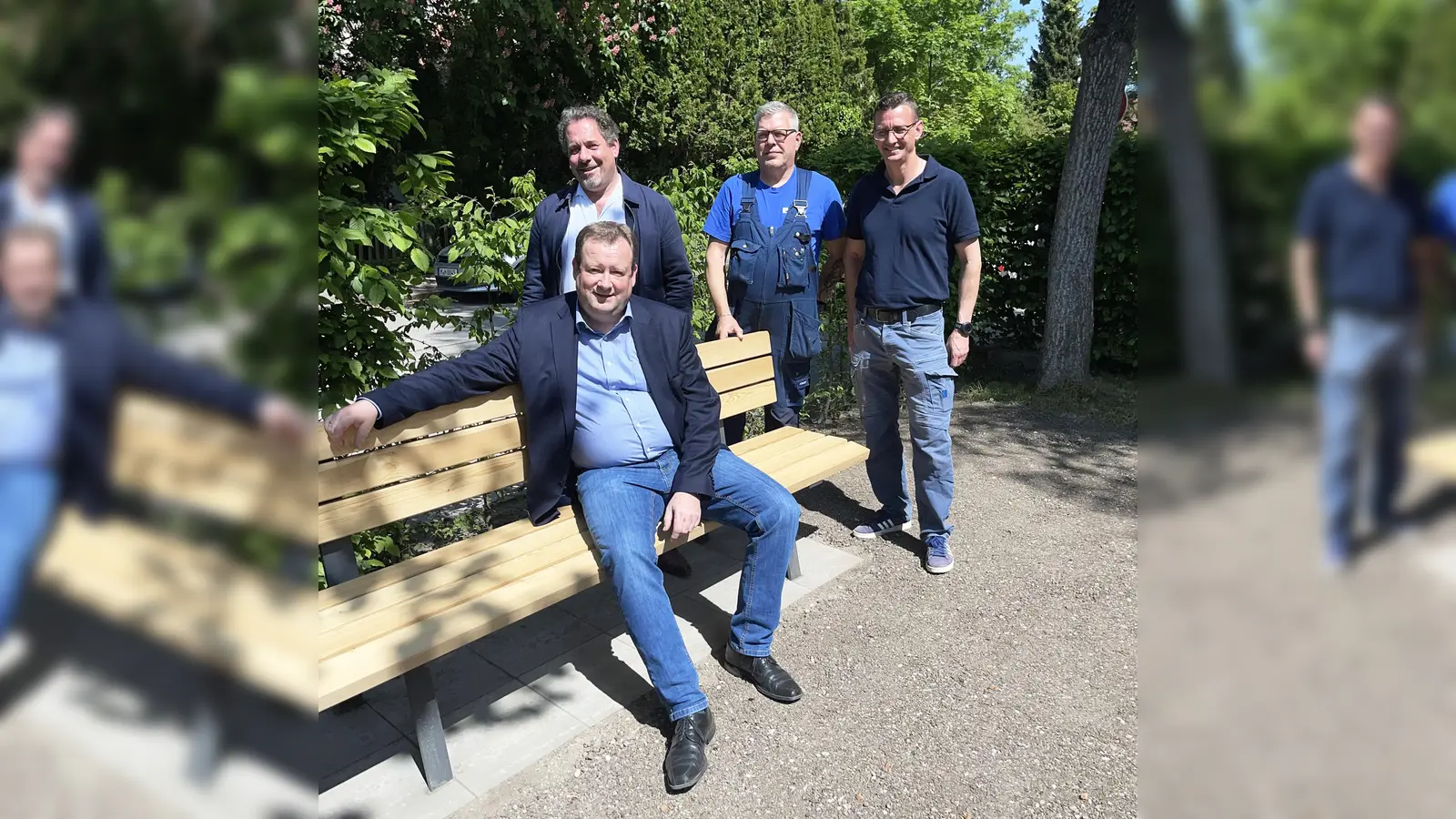 Die neue „Gräfelfing-Bank wird ausprobiert”:v.l. Bürgermeister Peter Köstler, Thomas Heilmann (Leiter der Werkstatt für behinderte Menschen im Monsignore-Bleyer-Haus in Pasing), Marko Ger (Fa. Batzer Stahl- und Metallhandel) und Christian Geier (Leitung Betriebshof Gemeinde Gräfelfing) (Foto: Birgit Doll)